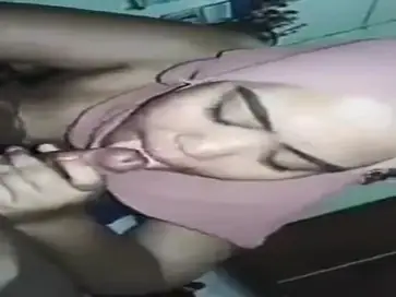 Jilbab Pink Kulum Kontol Ganas Sampai Basah Lumer HD